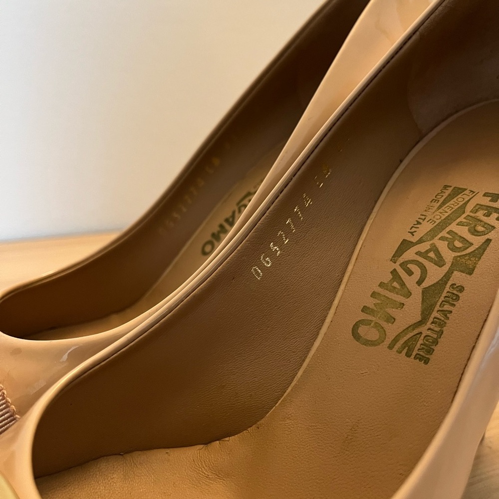 Ferragamo Nude Patent Leather Heels with Bow - Picture 3 of 6